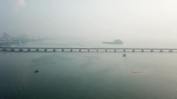 ペナン橋付近の自動車船の交通. — ストック動画