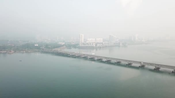 在雾蒙蒙的早晨，带着背景飞往槟城大桥. — 图库视频影像