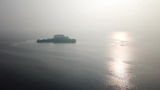 Repülj a homokos sziget felé, ami Pulau Kazambo a Penang híd közelében.. — Stock videók