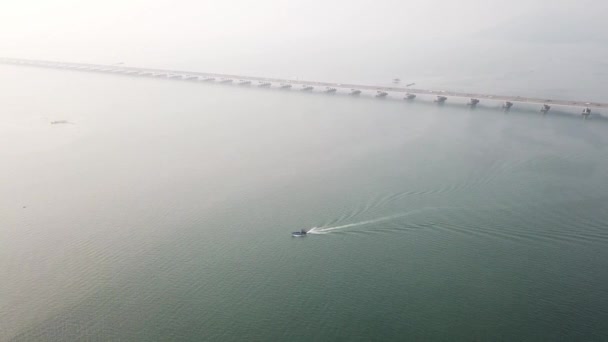 Un bateau de pêche se déplace près du pont Penang en Malaisie, Asie du Sud-Est . — Video