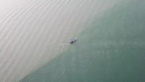 Pesca barco de pesca perto do mar . — Vídeo de Stock