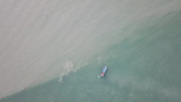 Barco de pescador se move no mar com cores diferentes na Malásia, Sudeste Asiático . — Vídeo de Stock