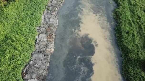 Vista aérea lodo sucio en el río después de ensancharse en Malasia, sudeste de Asia . — Vídeos de Stock