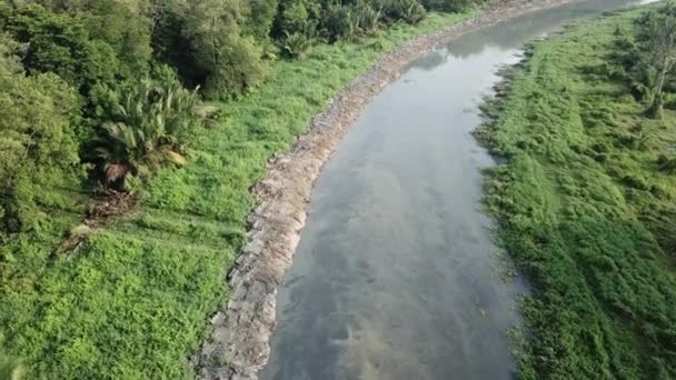 Flujo de barro sucio en el río después de ensanchar el río . — Vídeos de Stock