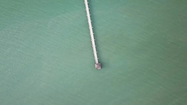 Flygfoto över bron vid havet. — Stockvideo