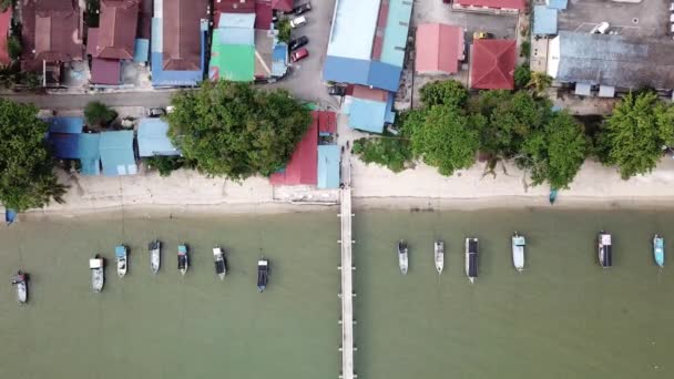 Vue aérienne village de pêcheurs et pont à Teluk Kumbar . — Video