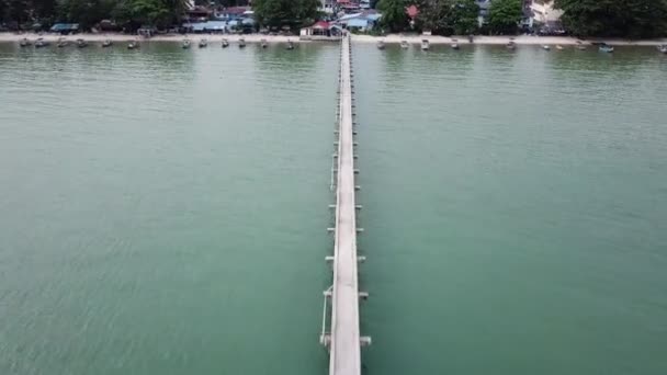 Voe sobre a ponte em Teluk Kumbar . — Vídeo de Stock