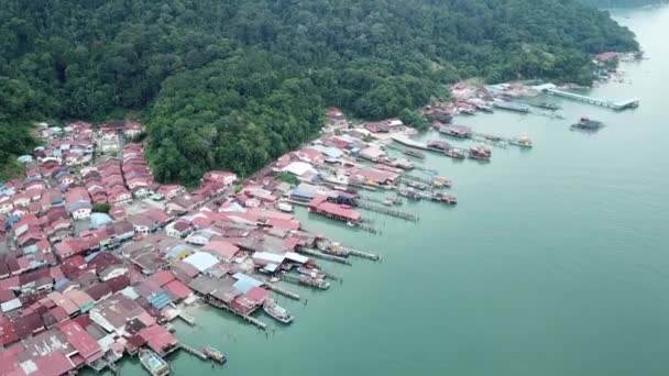 Widok z powietrza na wioskę rybacką Pulau Pangkor, Perak, Malezja. — Wideo stockowe