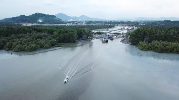 Malezya, Penang 'daki balıkçı teknesi. — Stok video