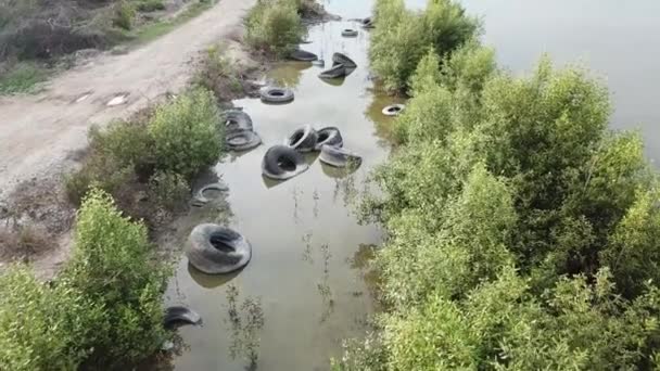 Шины с видом с воздуха выбрасываются как мусор в мангровый район Бату-Кавана . — стоковое видео