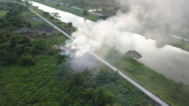 Le brûlage à ciel ouvert pollue l'environnement en Malaisie, en Asie du Sud-Est .