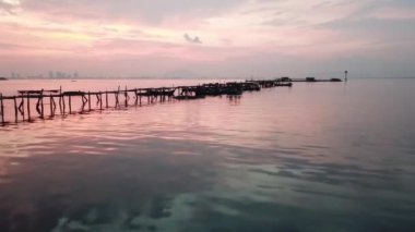 Jelutong, Penang, Malezya 'daki iskelenin yanındaki balıkçı teknesi parkına doğru ilerleyin..