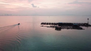 Jelutong, Penang, Malezya 'daki iskeleyi terkeden bir tekne..