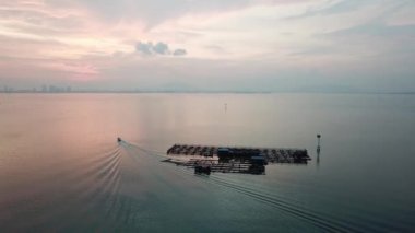 Hava manzaralı balıkçı teknesi Jelutong 'da denize açılıyor..