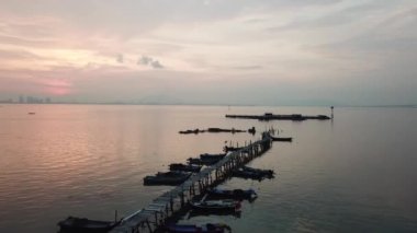 Yörünge Jelutong balıkçı güvercini Jelutong 'a vurdu..
