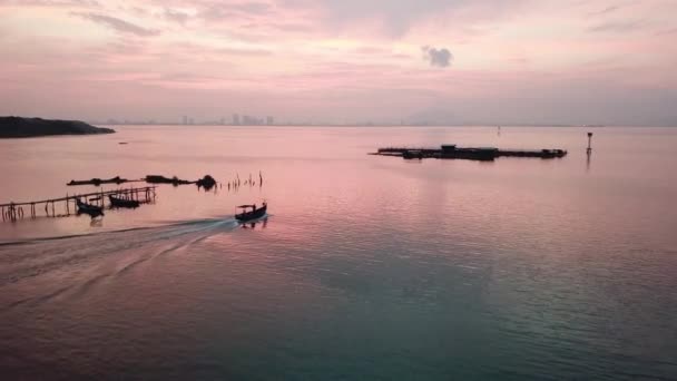 Un bateau quitte la jetée de pêche à Jelutong, Penang, Malaisie . — Video