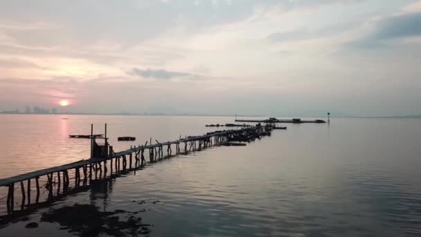 Jelutong jetée de pêche le matin .