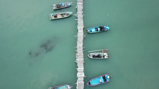 Muelle de pescadores con vista superior en Jelutong, Penang, Malasia . — Vídeo de stock