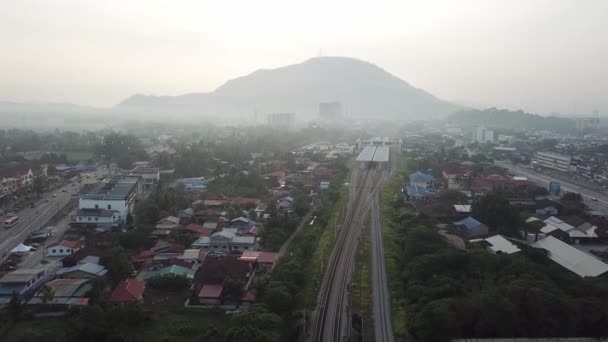 Vista superior drone disparo sobre Bukit Mertajam estación de tren . — Vídeos de Stock