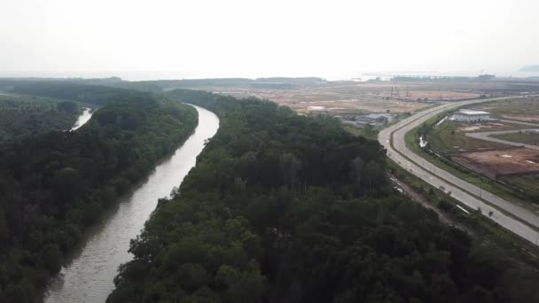 Bosque de manglar natural y área industrial desarrollada de Batu Kawan . — Vídeos de Stock