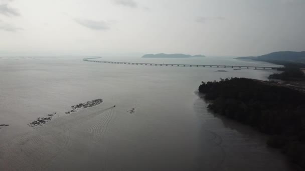 Widok z góry łódź rybacka porusza się w kierunku drugiego mostu Penang. — Wideo stockowe