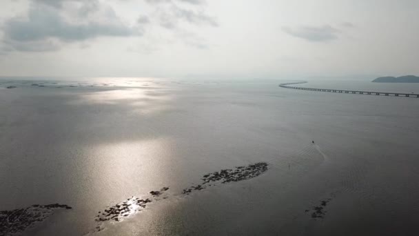 Vue aérienne bateau de pêche tête de la direction de Penang deuxième pont . — Video