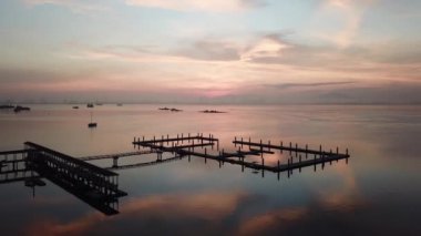 Sabah Jelutong, Penang, Malezya 'daki balıkçı iskelesinin üzerinden uç..