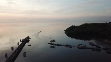 Tekne Jelutong, Penang, Malezya 'da denize açılıyor..