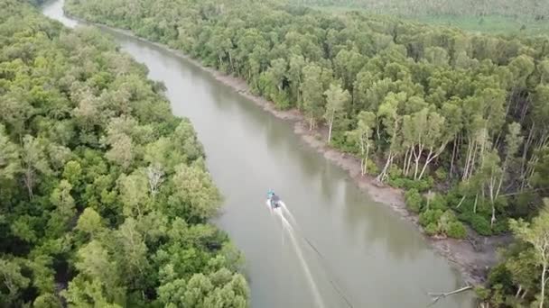 Barco de pesca no rio das árvores de mangue em Batu Kawan, Penang, Malásia . — Vídeo de Stock