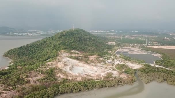 Vista aérea Pedreira Batu Kawan e colina Batu Kawan . — Vídeo de Stock