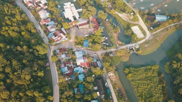 Top pohled nazelenalý Bukit Tambun rybářské vesnice. — Stock video