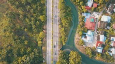 Bukit Minyak Sanayi Parkı 'na giden yol. Yağ palmiyesi çiftliği var..