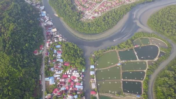 Letecký pohled dvě lodi přes řeku Sungai Junjung. — Stock video