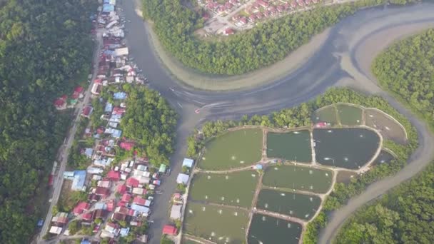 Balıkçı köyüne iki tekne geliyor Bukit Tambun, Penang, Malezya.. — Stok video