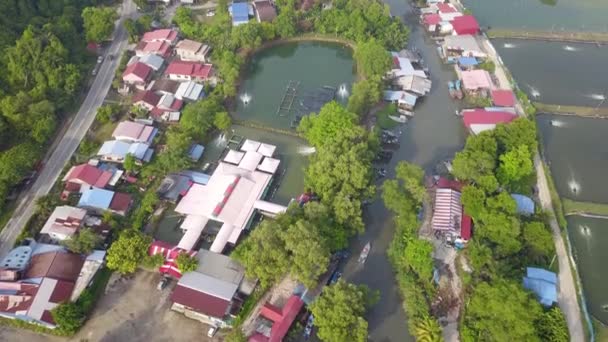 Vissersboot op weg naar zee vissen bij Bukit Tambun, Penang, Maleisië. — Stockvideo