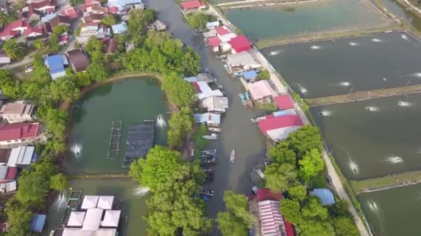 Barca al villaggio di pescatori e allevamento ittico a Bukit Tambun . — Video Stock