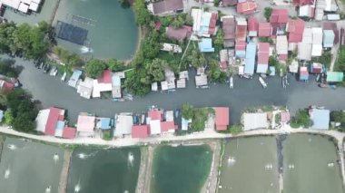 Balıkçı teknesi Bukit Tambun, Penang 'daki evin önünde..