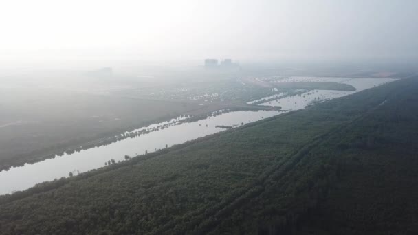 Mlhavé ráno na mangrovníku a rozvoj Batu Kawan, Penang, Malajsie. — Stock video