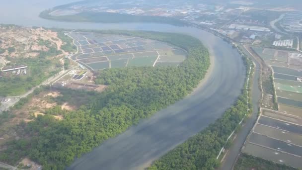 Vista de arriba hacia abajo piscifactoría y río . — Vídeos de Stock