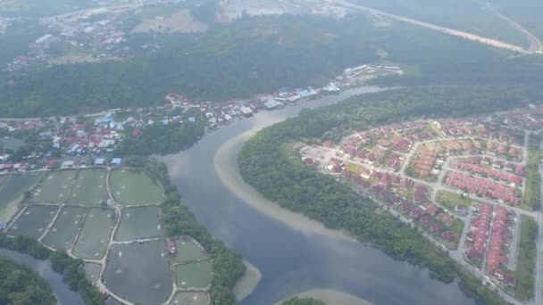 Luchtfoto Sungai Junjung aparte Bukit Tambun en Batu Kawan. — Stockvideo