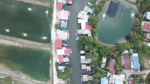 Vue du haut vers le bas du bateau de pêche près de Bukit Tambun . — Video