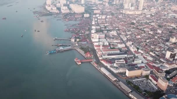 Letecký pohled trajektový terminál na ostrově Penang. — Stock video