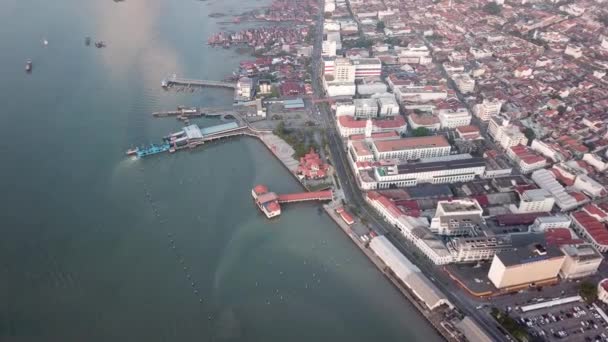 Terminal de balsa com vista aérea e Património Mundial da UNESCO Georgetown . — Vídeo de Stock