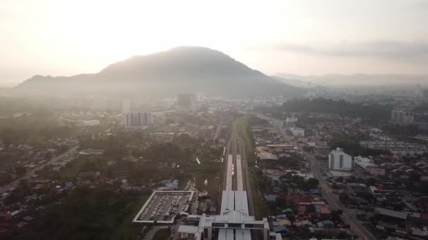 Tåg lämnar Bukit Mertajam KTM stationen tidigt på morgonen. — Stockvideo
