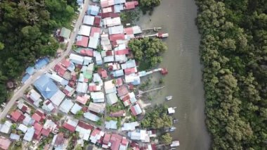 Kuala Juru, Penang 'da nehir kenarındaki hava manzaralı Malay köyü..