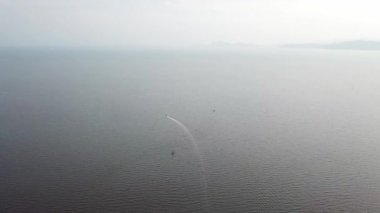 Balıkçı teknesi sisli bir günde Kuala Juru, Penang yakınlarında denize açılır..