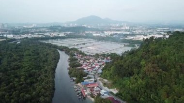 Balık çiftliğinin ve balıkçı köyünün üzerinden uç. Geçmişi Bukit Mertajam Tepesi..