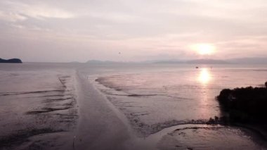 Dalgalar çekildiğinde kuru çamurun üzerinden uç..