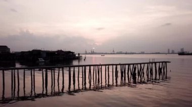 Tan Jetty, Georgetown 'daki yerel iskeleden köprüye doğru uç..