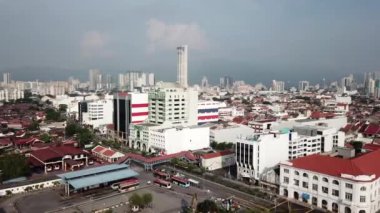 Arka planı KOMTAR olan hızlı Penang otobüs durağı yakınındaki trafik.